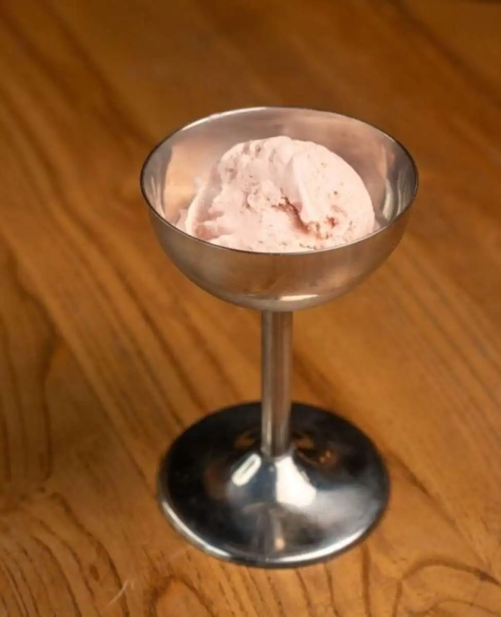 Клубничное мороженое собственного производства 50 гр