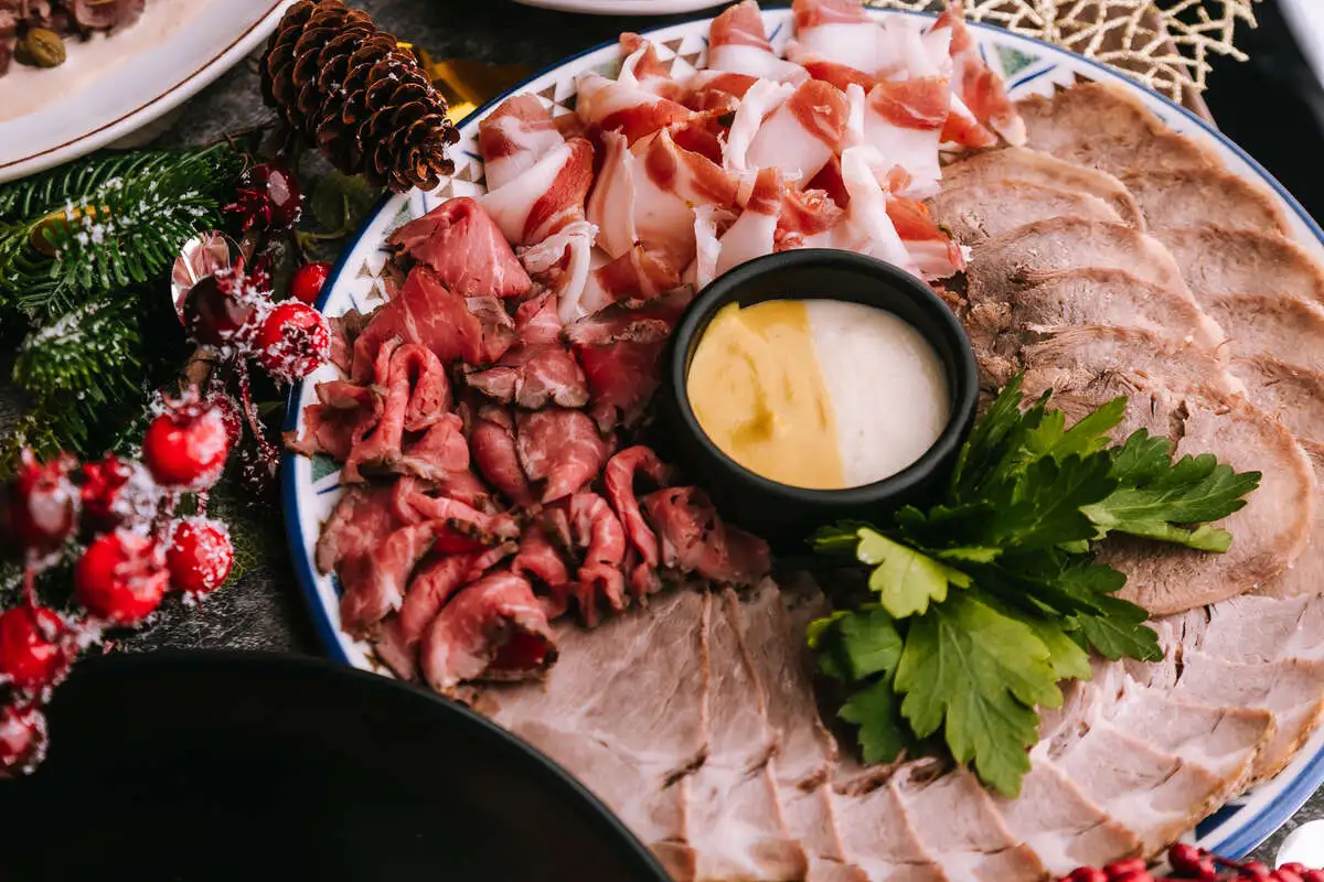 Тарелка с мясом и салом 