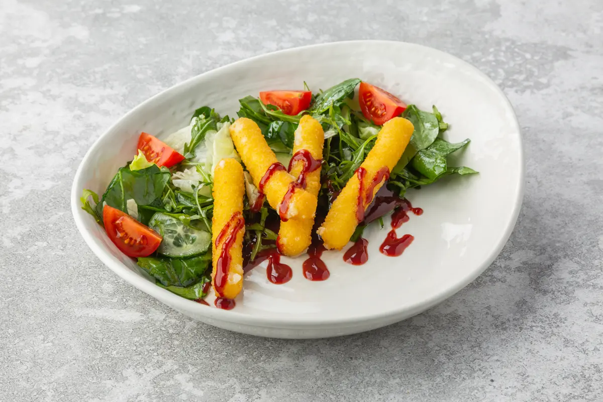 Салат с жареным сулугуни