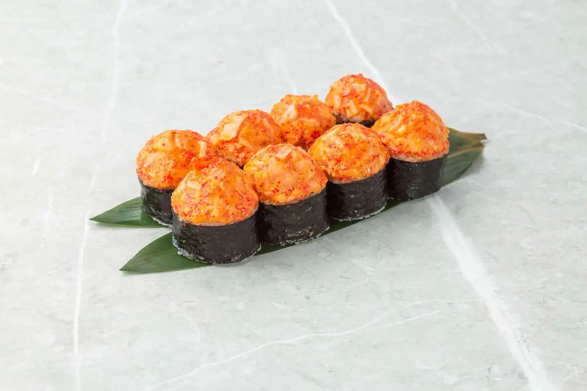 Острый ролл с лососем и крабом 