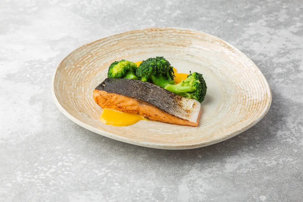 Стейк из форели с брокколи