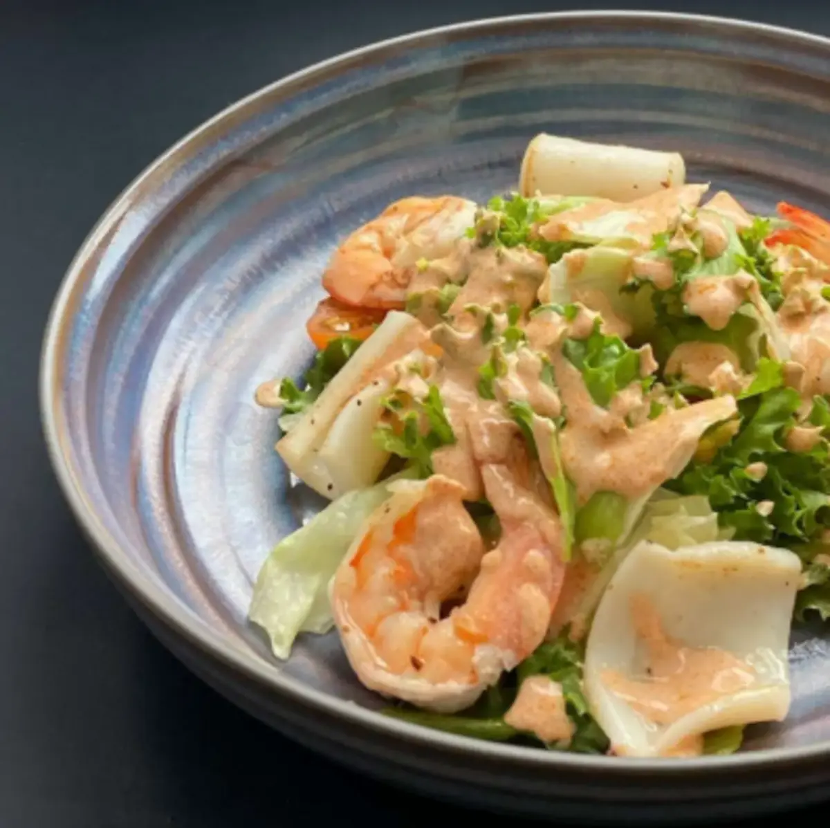 Теплый салат с морепродуктами