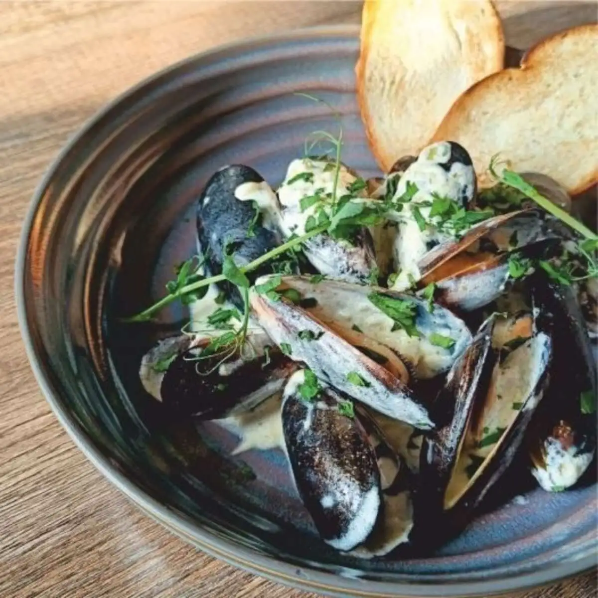  Мидии тушеные в сливках