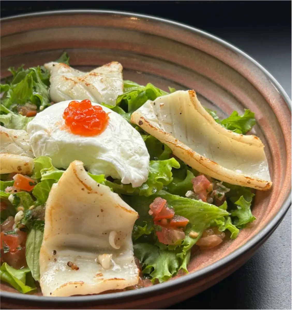 Салат с кальмаром и яйцом пашот