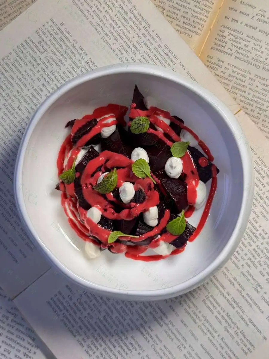 Свекла в трех текстурах с соусом из малины