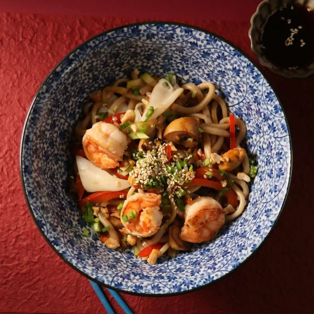 УДОН С МОРЕПРОДУКТАМИ В УСТРИЧНОМ ЧИЛИ