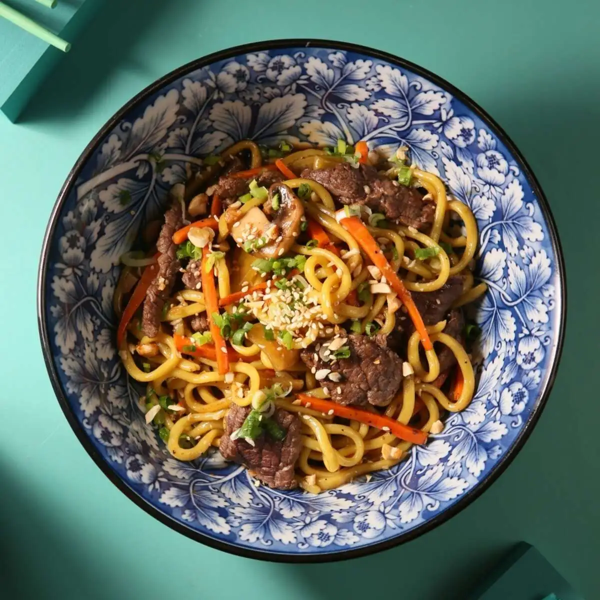 РАМЕН С ГОВЯДИНОЙ В СОУСЕ ЧЁРНЫЙ ПЕРЕЦ