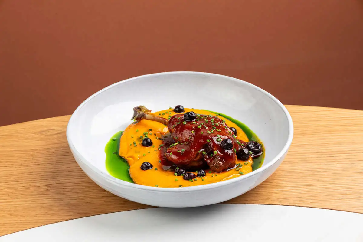 Утиная ножка, пюре из батата, смородина