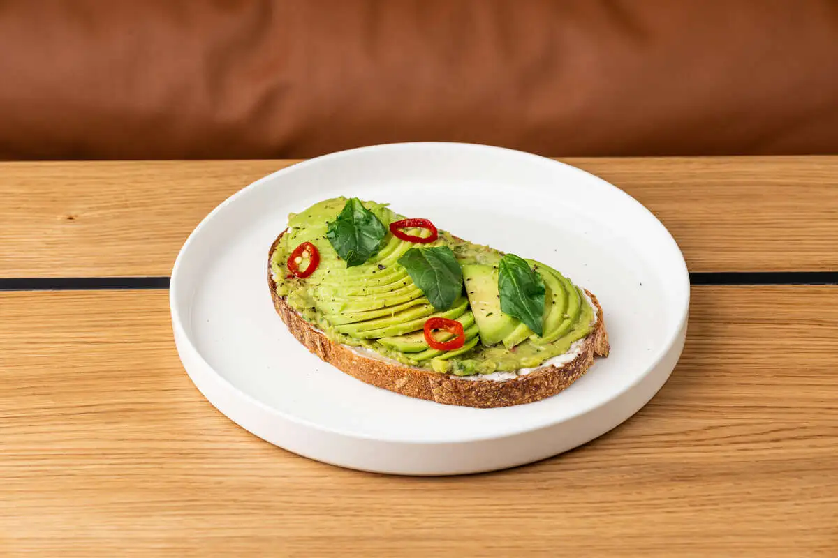 Авокадо тост с козьим сыром
