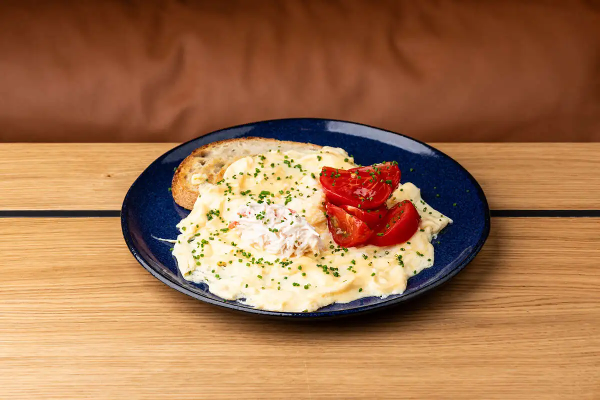 Скрембл с крабом и томатами