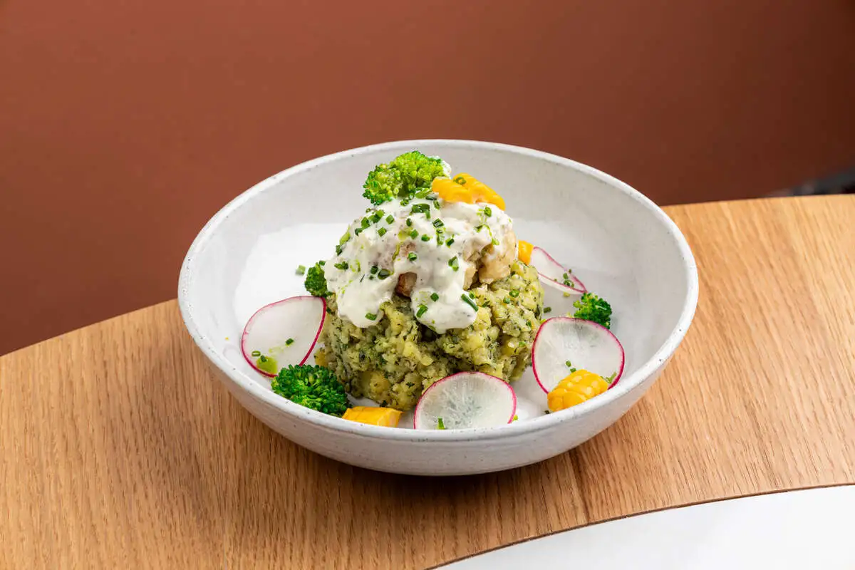 Судак и щука, толченный картофель, соус тартар