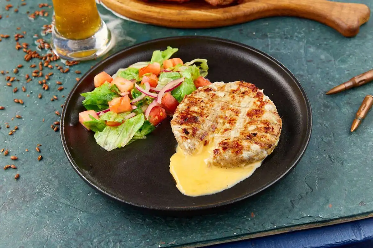 Куриный кебаб с сырной лавой и овощным салатом