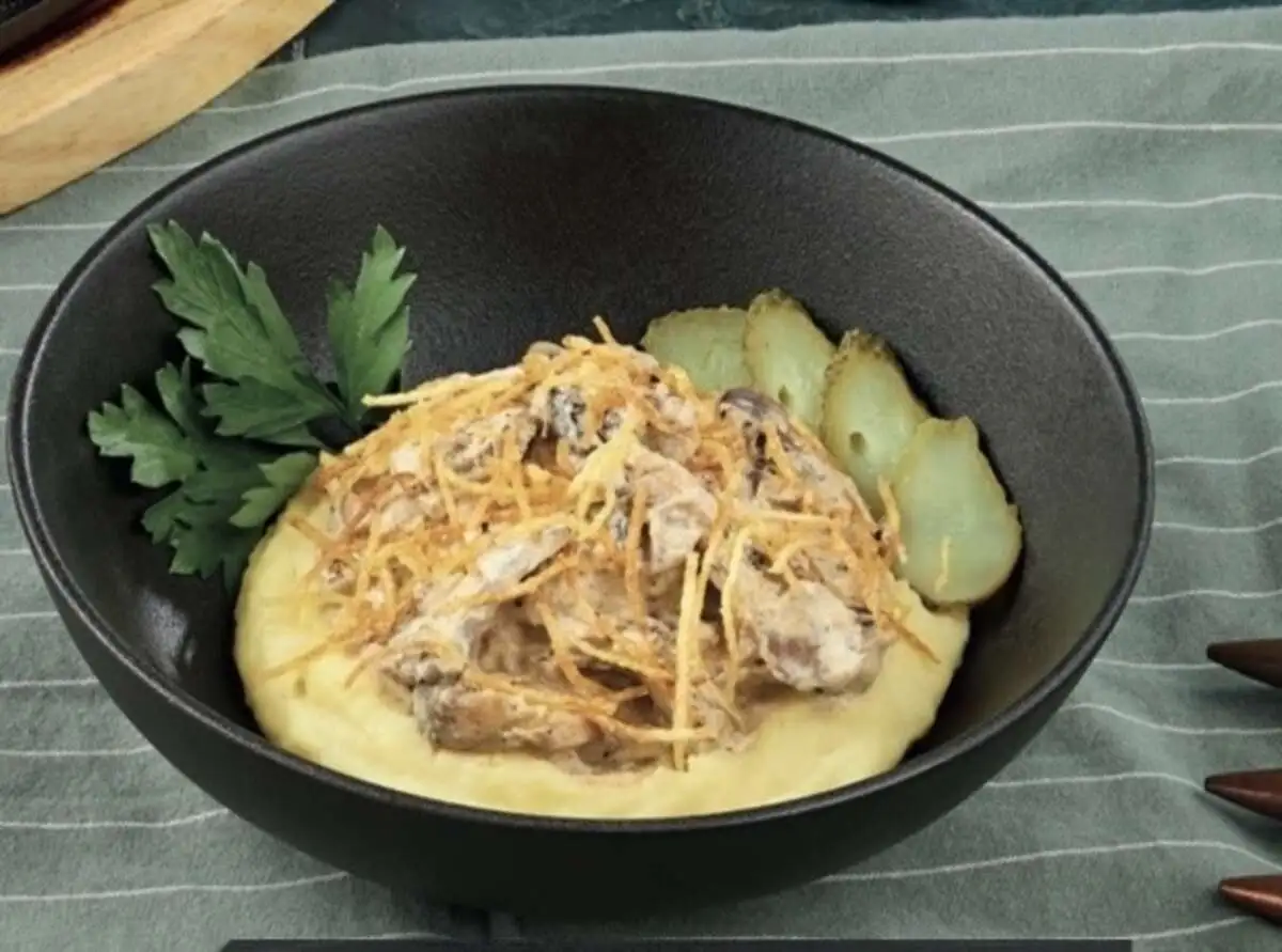 Бефстроганов с картофельным пюре