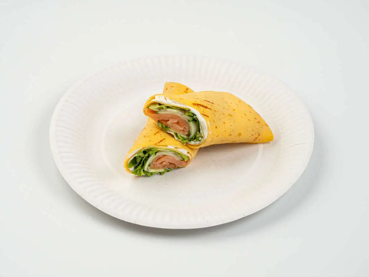 Ролл омлет с лососем