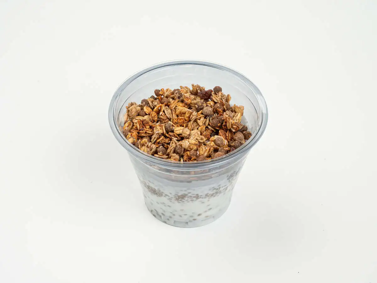 Греческий йогурт с гранолой и чиа мал.