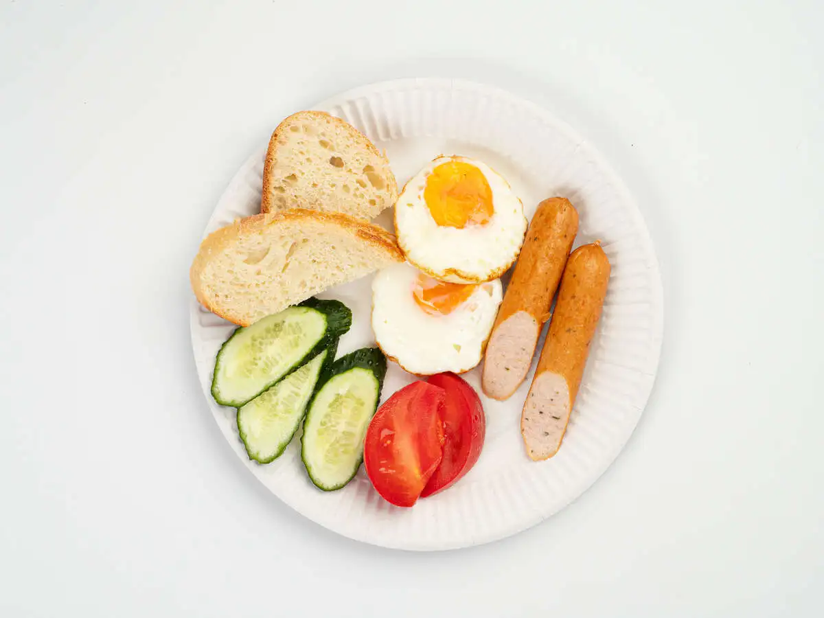 Глазунья из двух яиц с сосиской