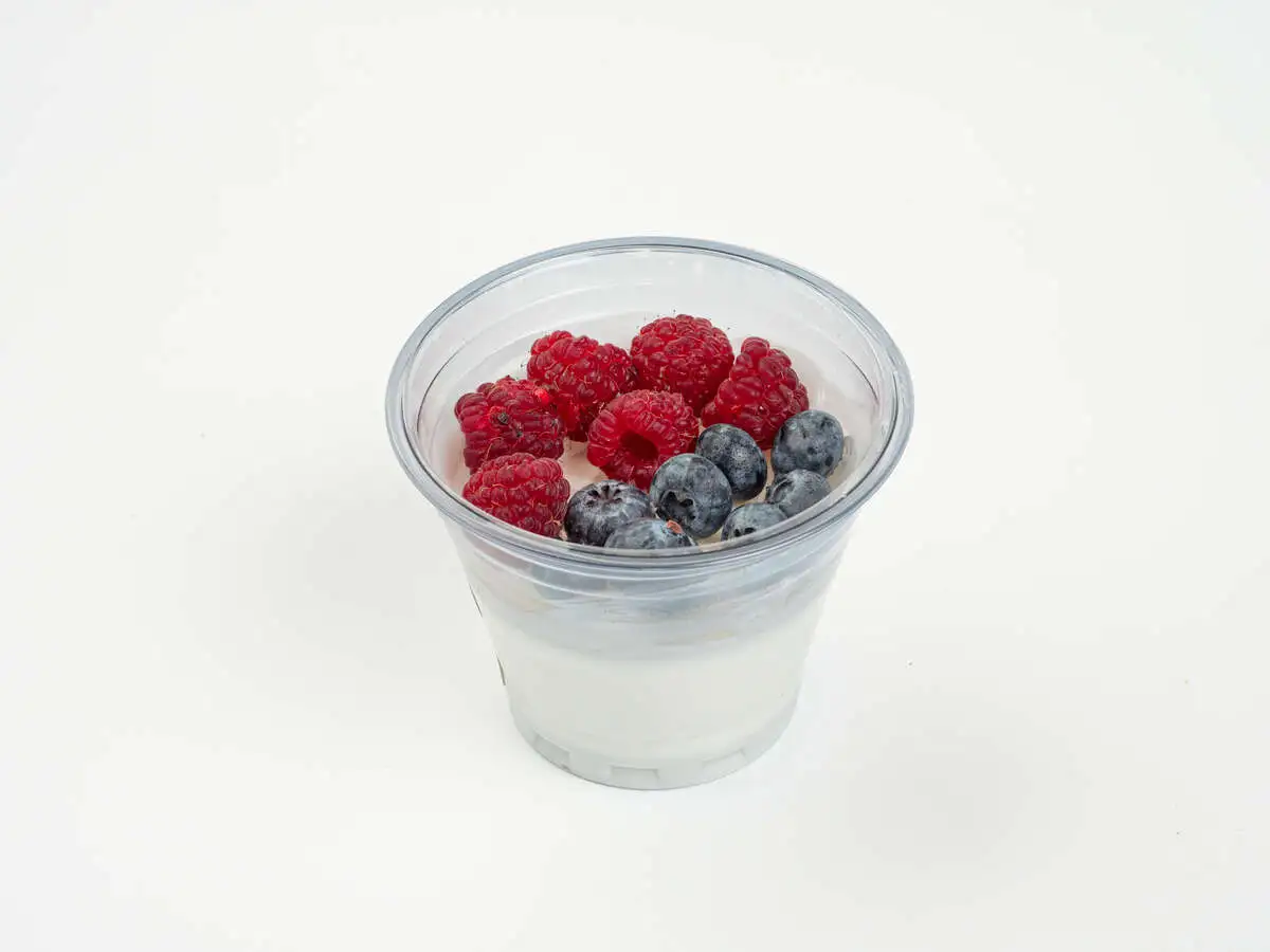 Греческий йогурт с малиной и голубикой