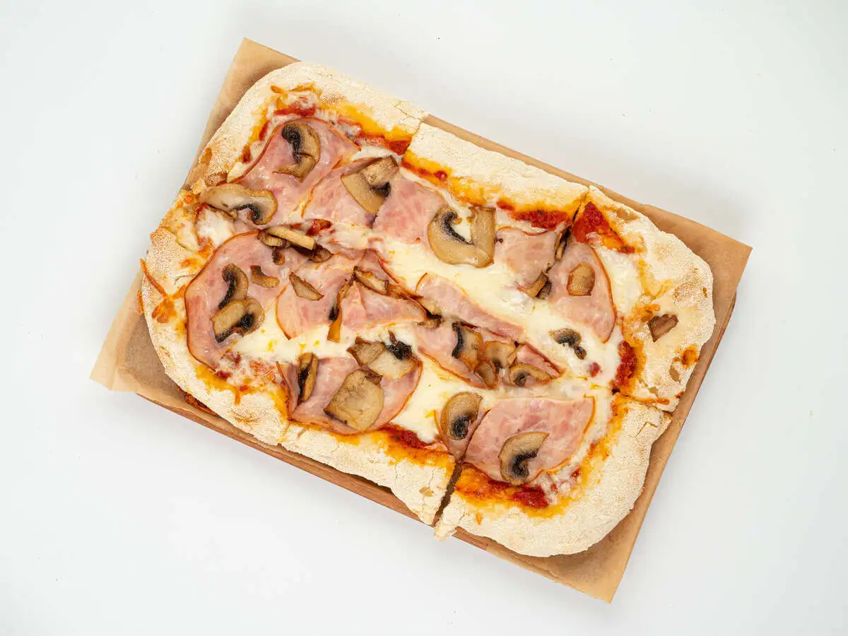 Пицца с ветчиной и грибами