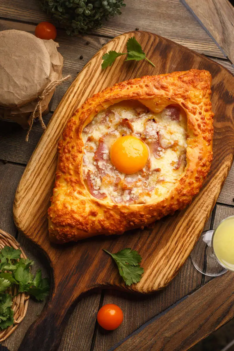 Хачапури по-аджарски с беконом