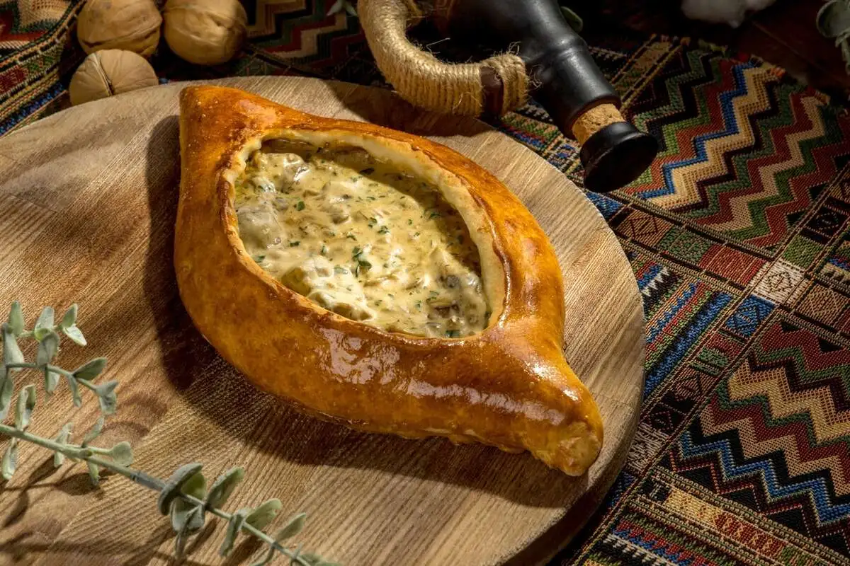 Аджарский хачапури с соусом из трех видов грибов