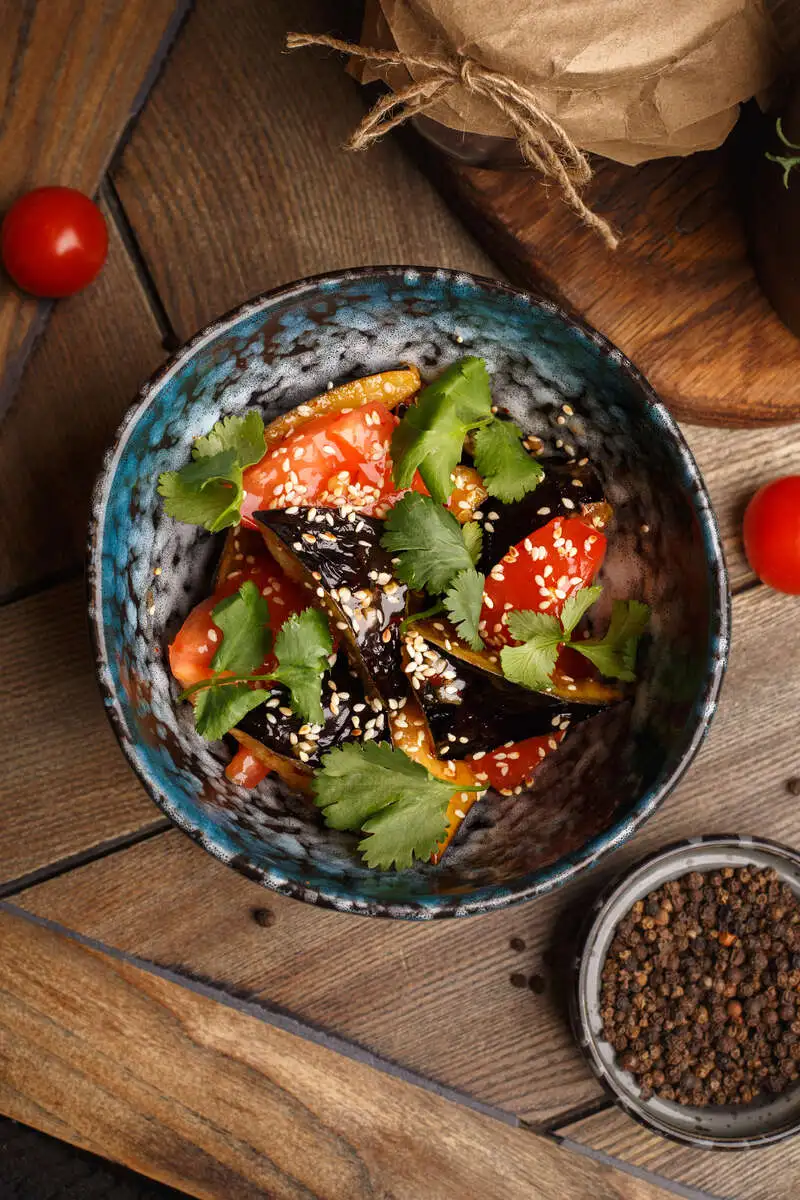 Хрустящие баклажаны с томатами и кинзой