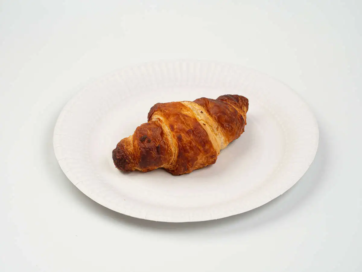 Круассан с малиной