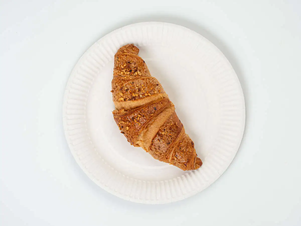 Круассан с черникой