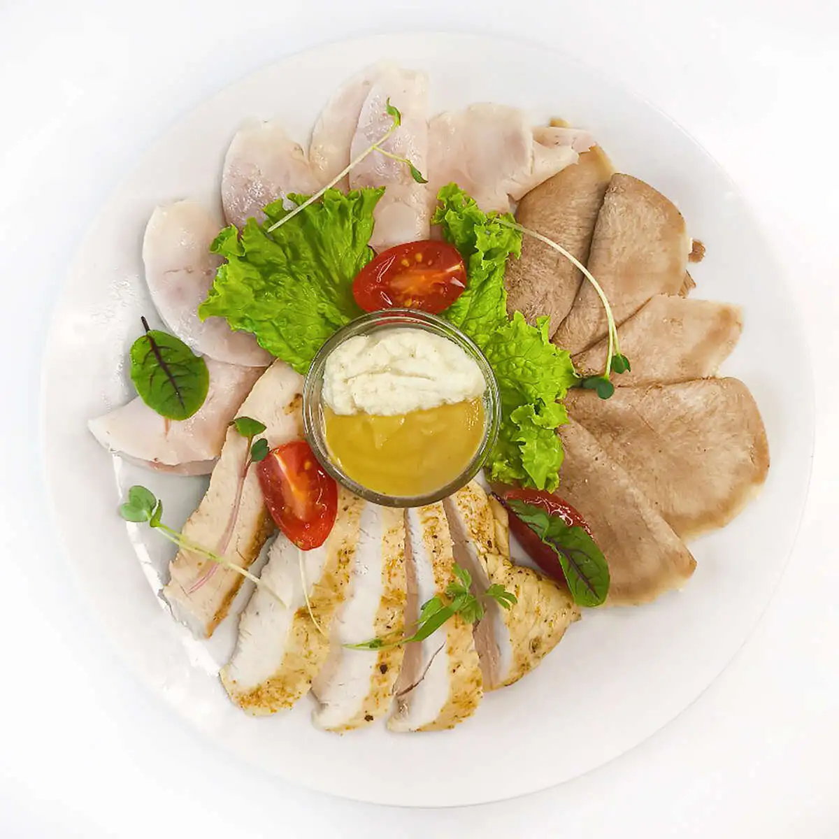 Мясные деликатесы с говяжьим языком, запеченной куриной грудкой и куриной ветчиной