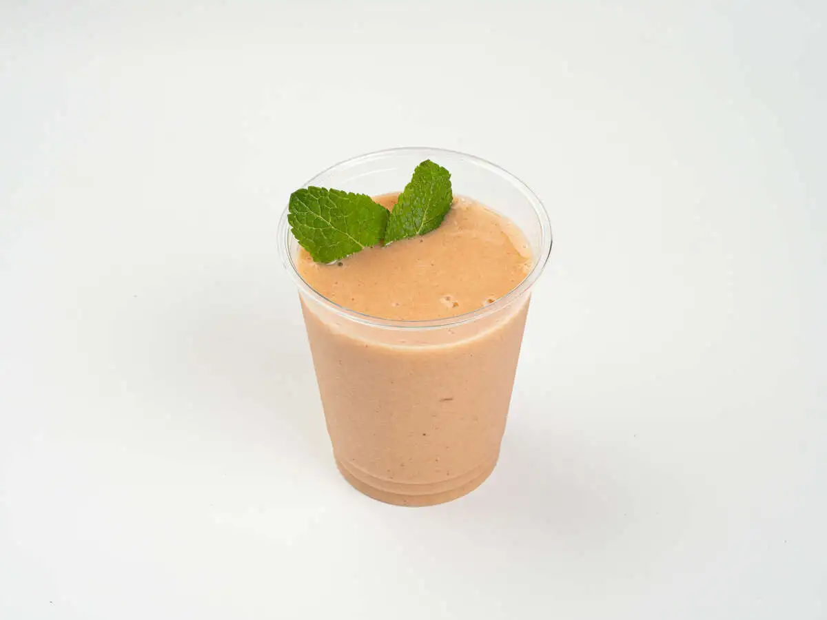 Смузи из клубники,персика и банана. 350 мл.