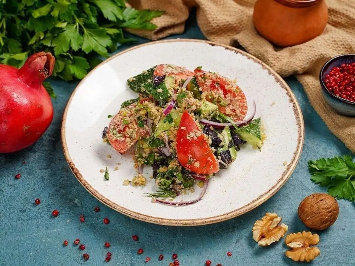 Салат из свежих овощей с грецким орехом