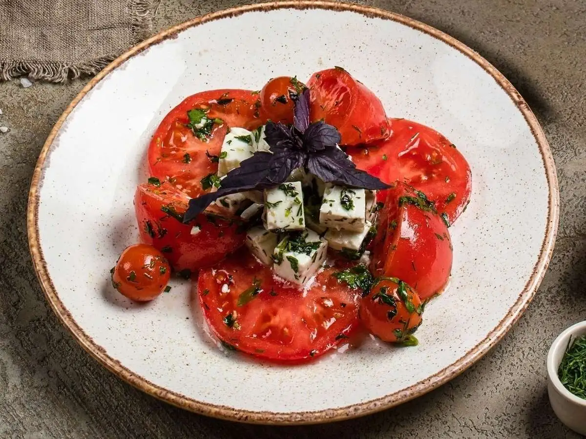 Салат с имеретинским сыром