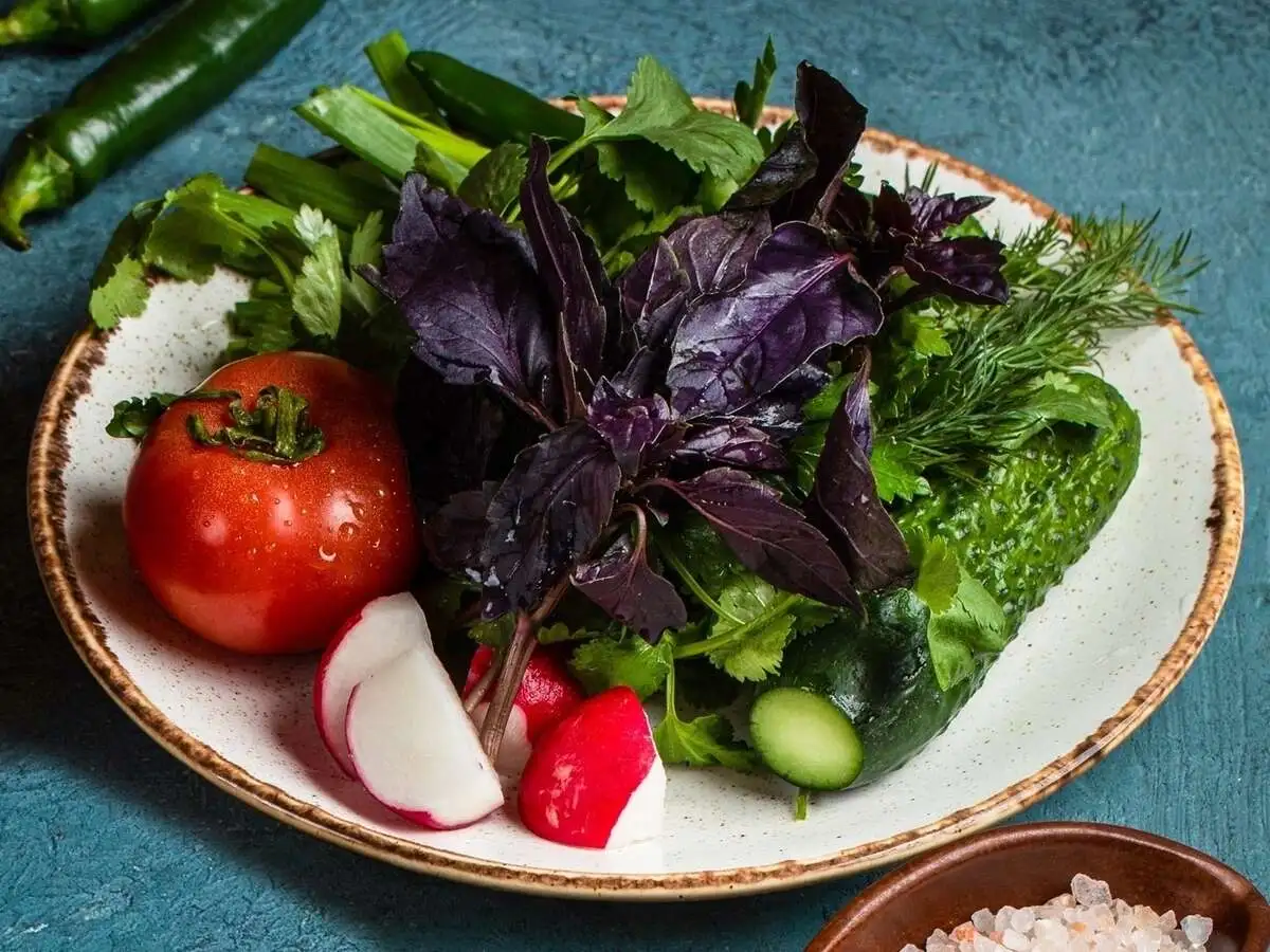 Тарелка свежих овощей