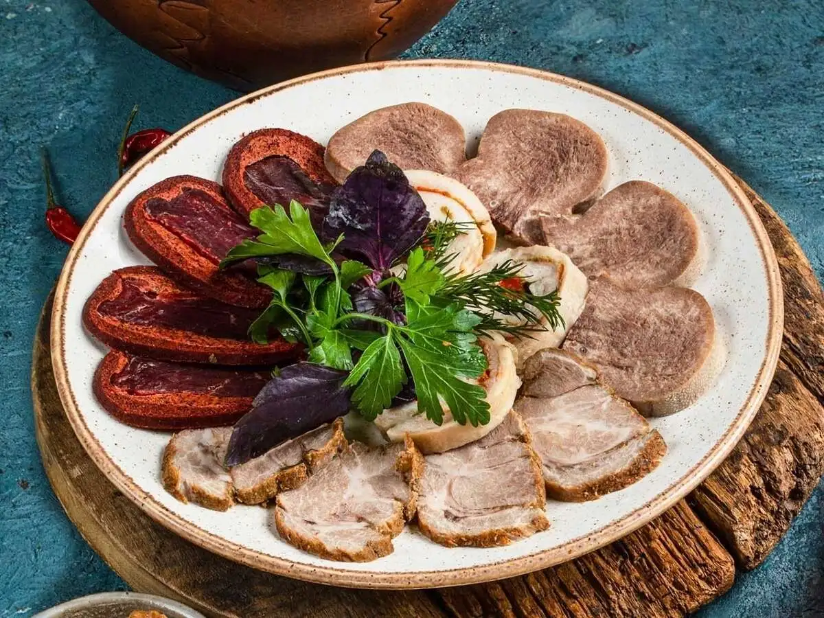 Тарелка мясных деликатесов