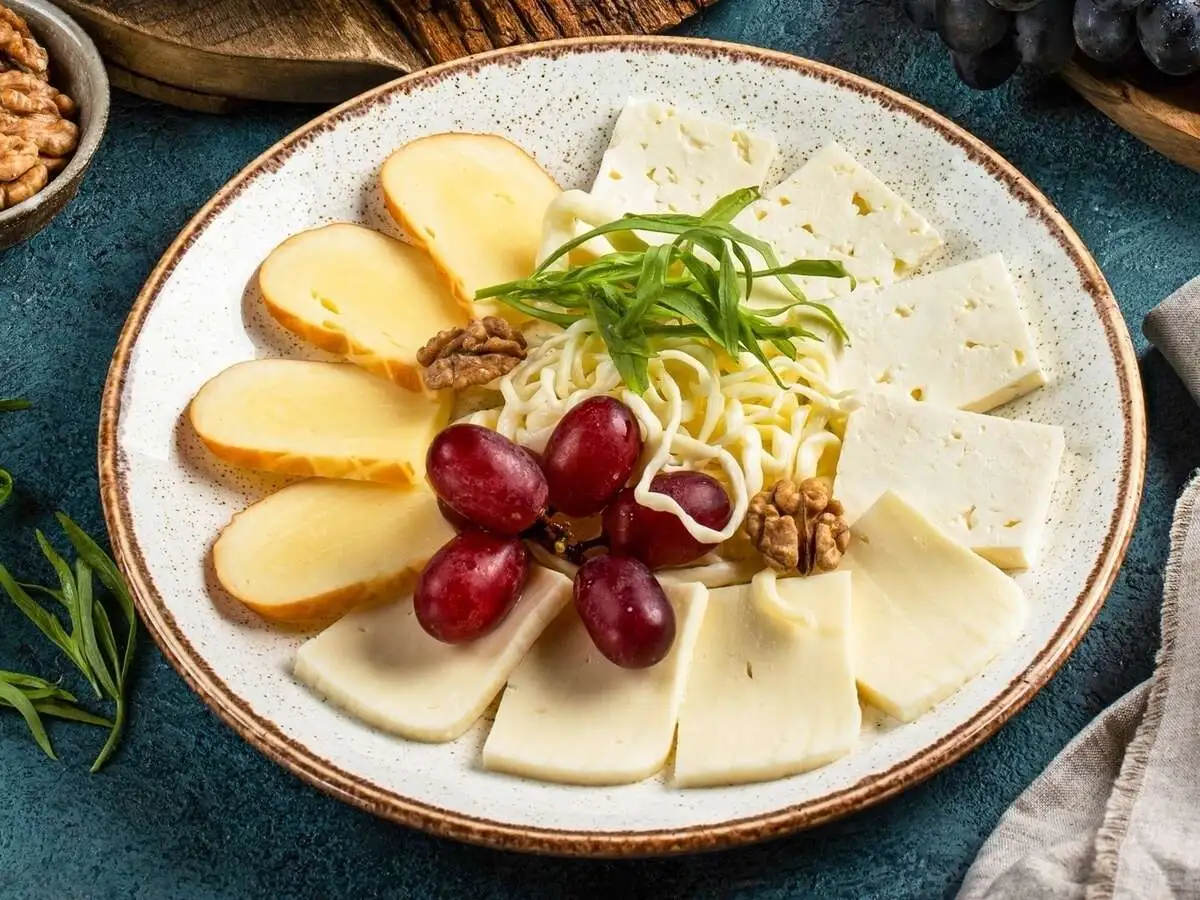Тарелка грузинских сыров