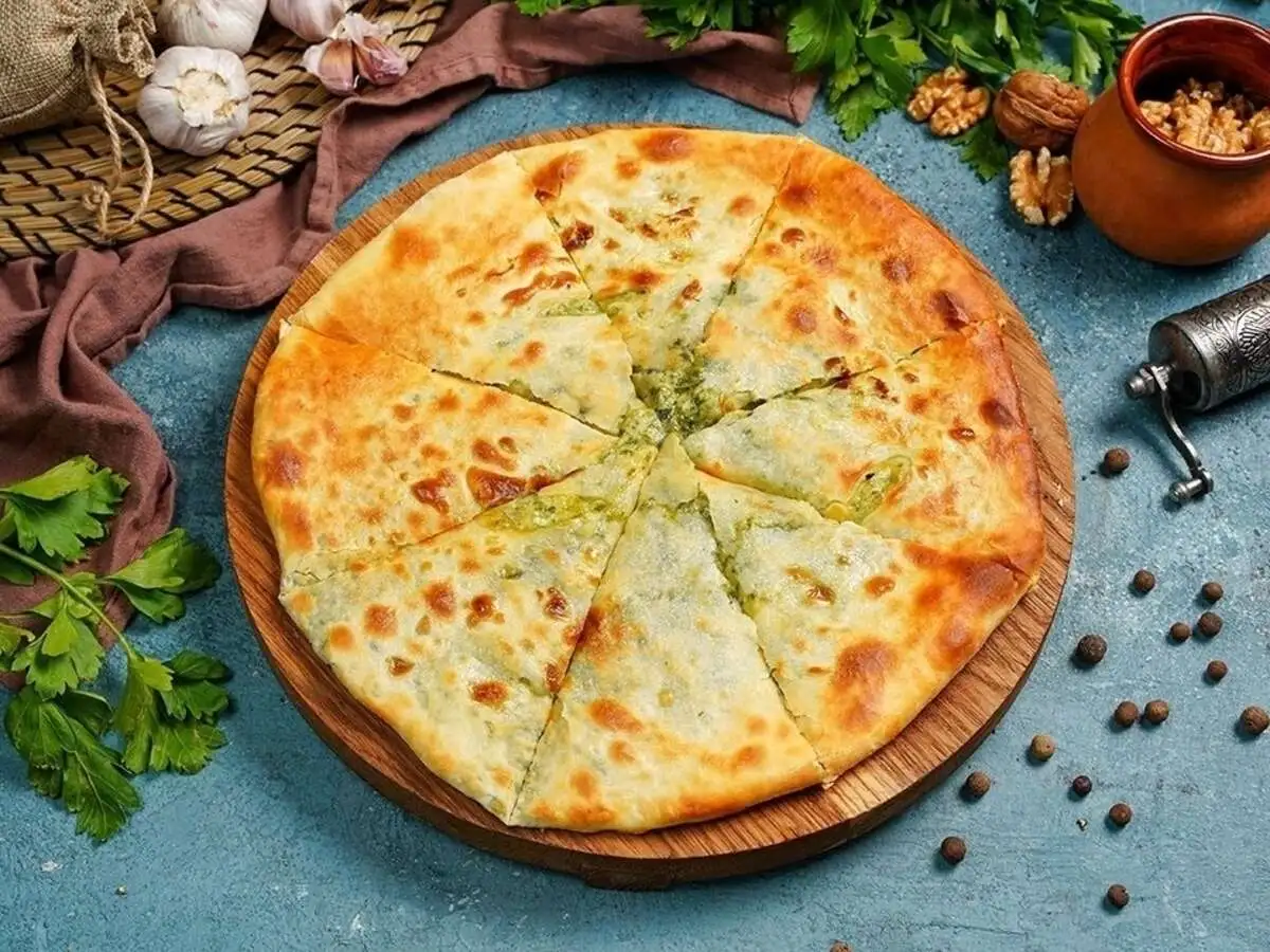 Пирог со шпинатом и сыром сулугуни