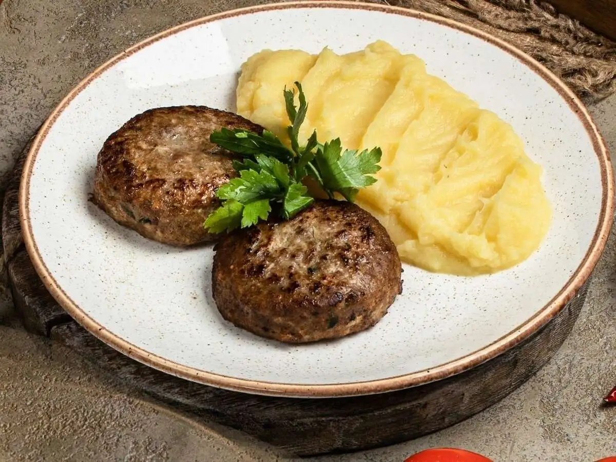 Котлеты из говядины и свинины с пюре