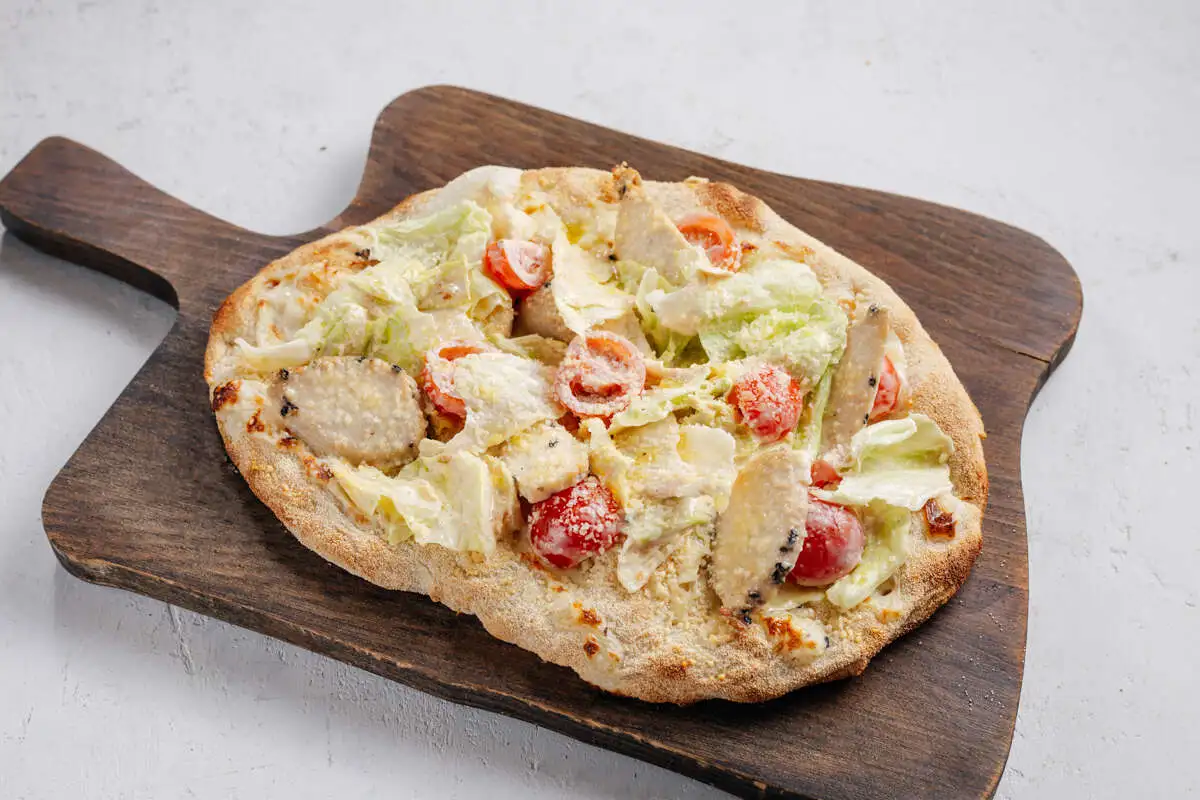 Пицца с цыпленком в соусе цезарь