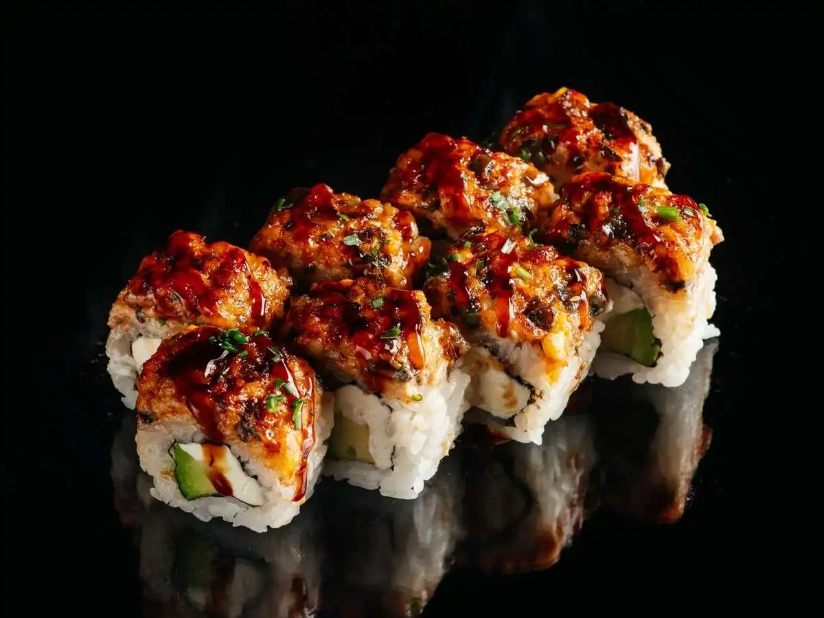 Запеченный ролл с угрем и авокадо