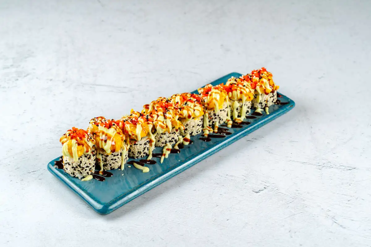 Ролл с креветкой в соусе васаби