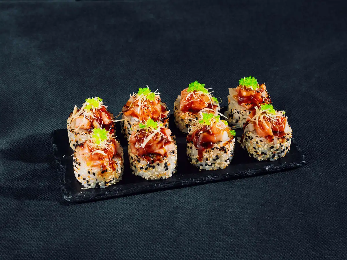 Запеченный ролл с лососем и гребешком