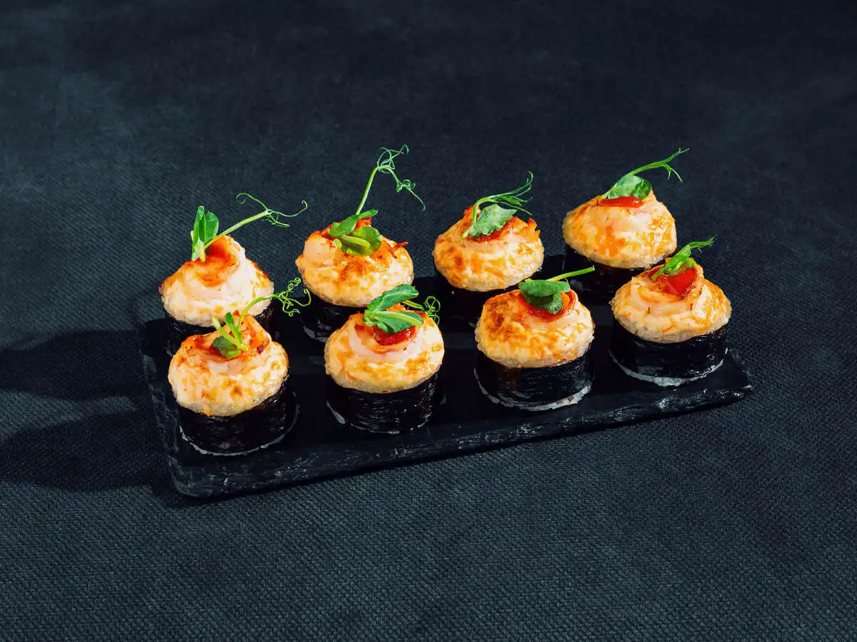 Запеченный ролл креветками и горгонзолой