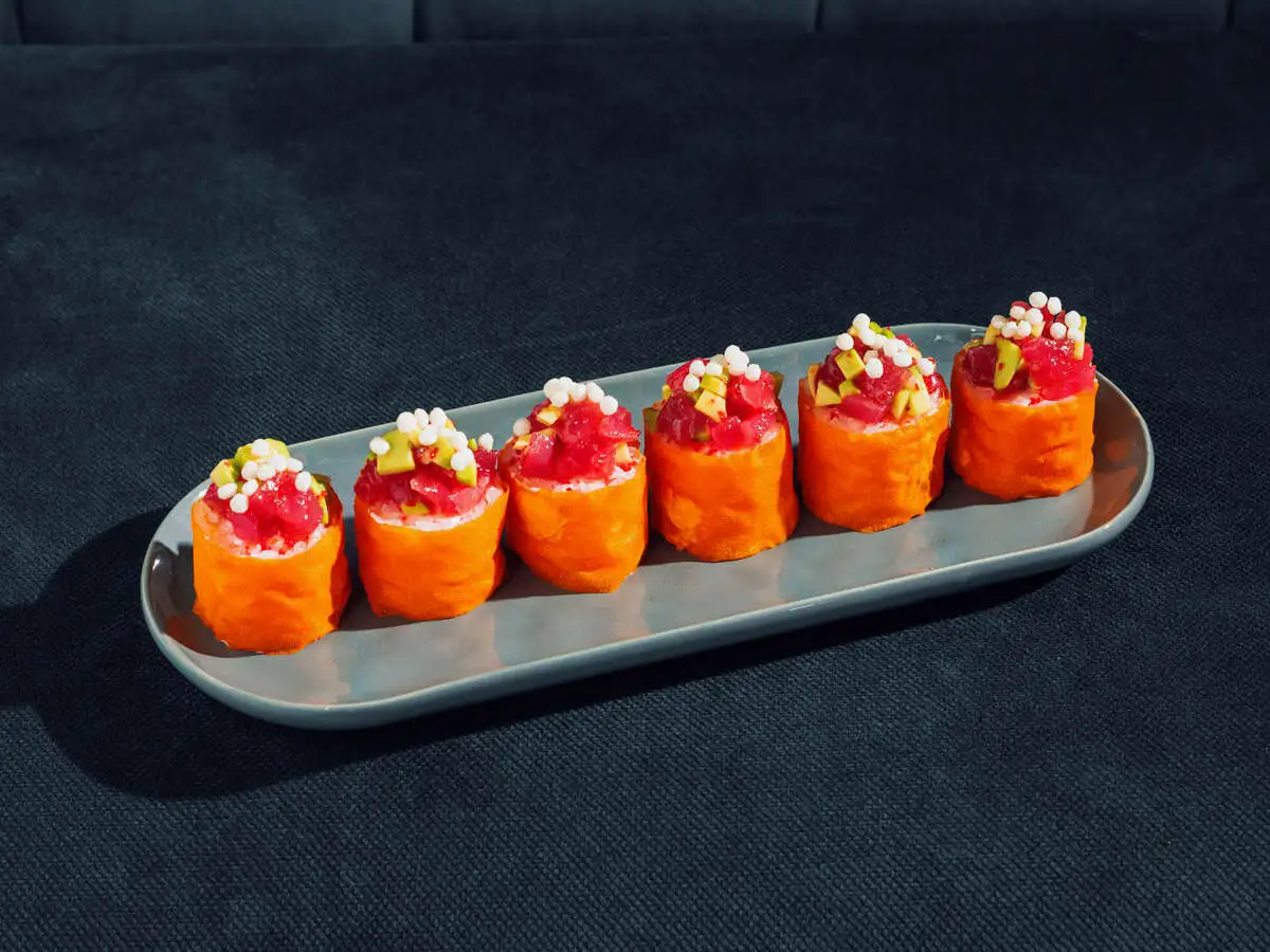 Ролл тар-тар тунец и манго