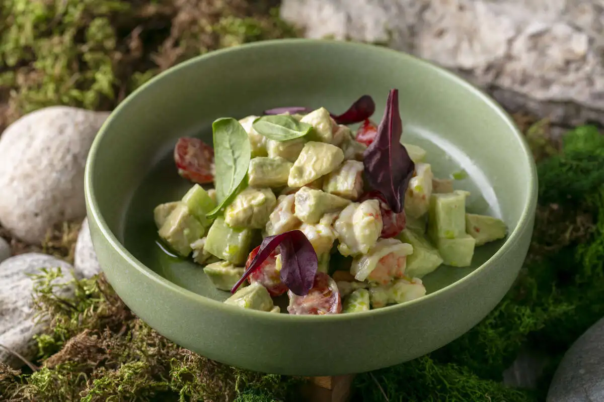 Салат с креветками и авокадо (240 гр)