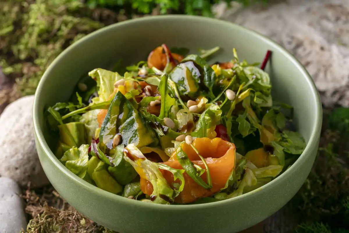 Салат со слабосоленой семгой и соусом манго-чили (220 гр)