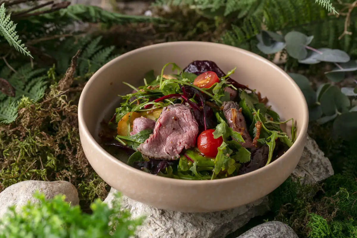 Салат с ростбифом и горчичным соусом (200 гр)