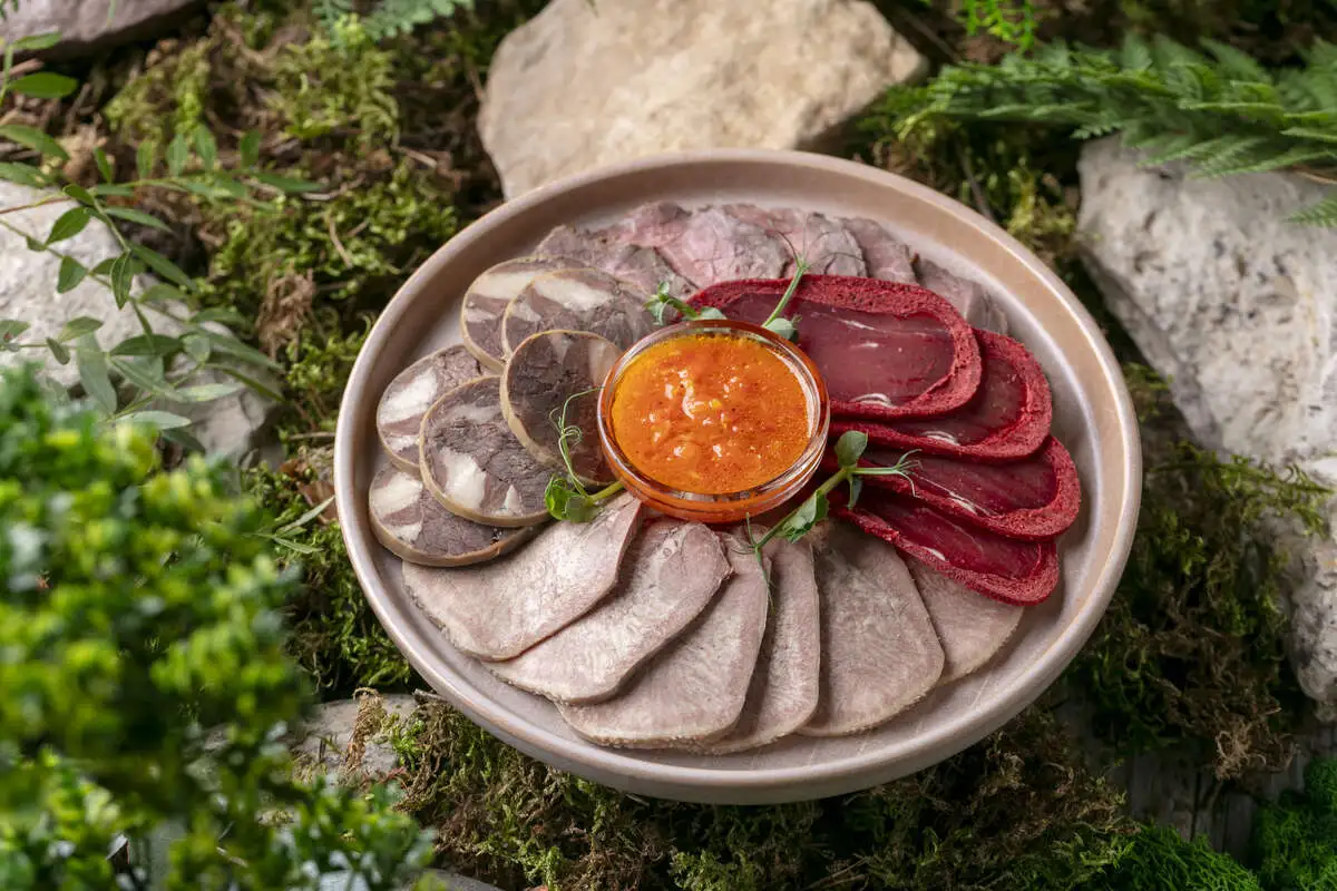 Мясная тарелка (175/30 гр)