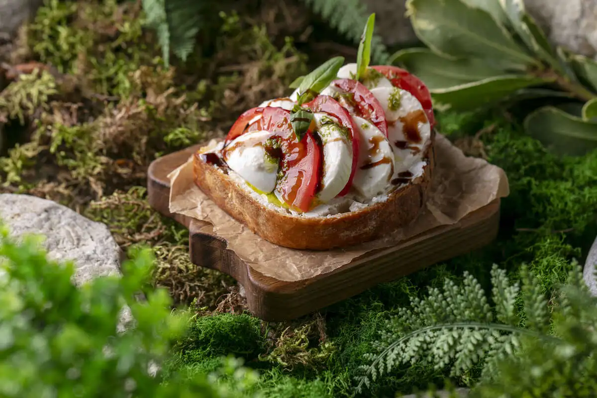 Брускетта с томатами и моцареллой (175 гр)