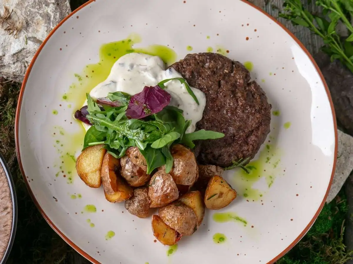 Бифштекс с картофелем и грибным соусом (300 гр)