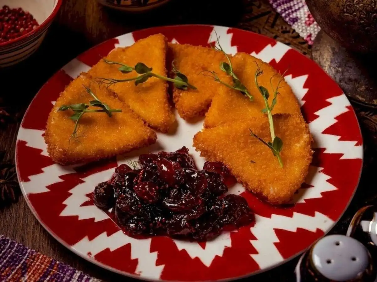 Жареный сулугуни с клюквенным соусом (130/50 гр)