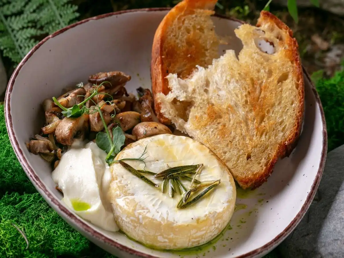 Запеченный камамбер с грибами и трюфельным муссом (255 гр)